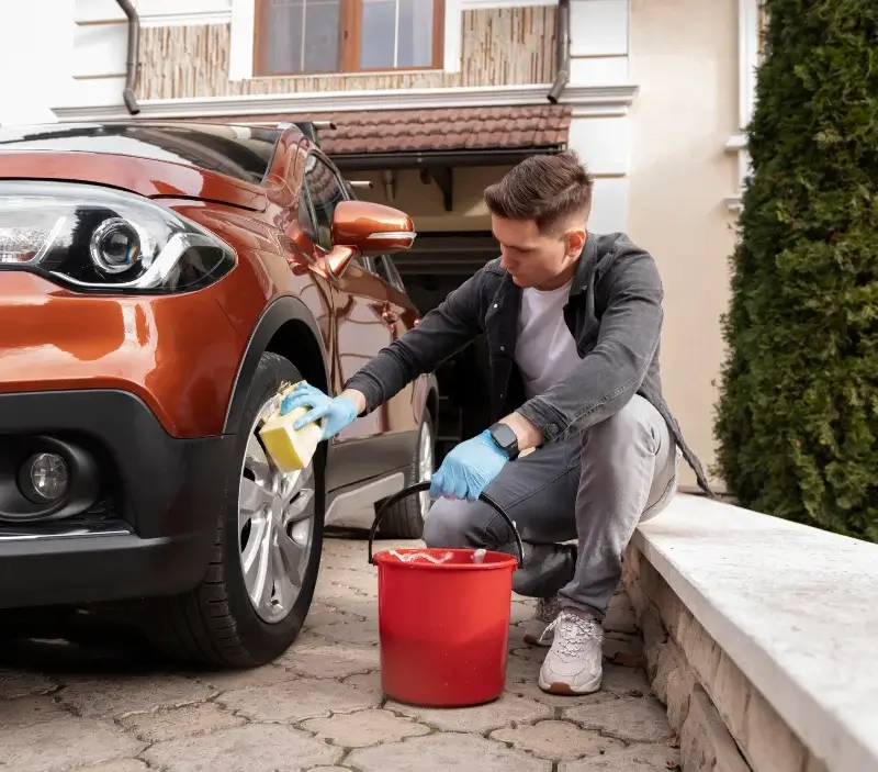 Lavage auto à domicile Saint-Jacques-de-Néhou : professionnel intervenant sur un véhicule